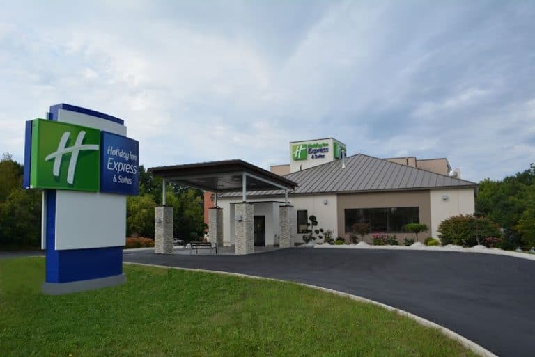 Holiday Inn Express Suites Waterville North by IHG 768x513