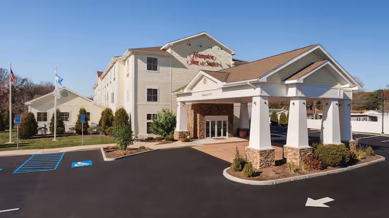 hampton inn suites mystic exterior 998014
